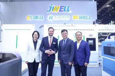 Consul General waku China ku Düsseldorf & Düsseldorf Exhibition GM Pitani ku JWELL Booth